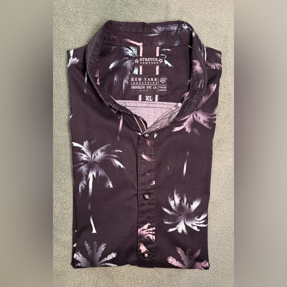 Raw Yarn Ind. N.Y., Black Palm TreeCasual Button Down Shirt, Size: XL. (5281)